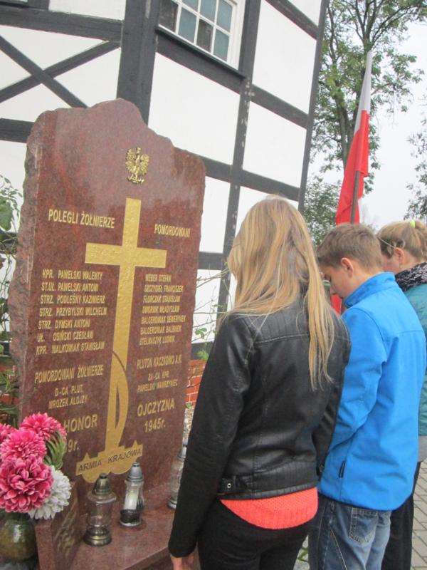 Uczniowie SP im. Armii Krajowej w Kaczkowie z siedzibą w Rojęczynie 