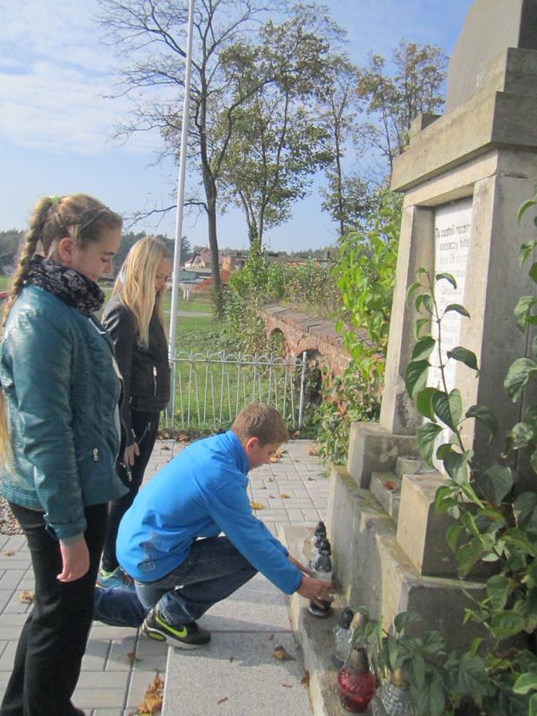 Uczniowie SP im. Armii Krajowej w Kaczkowie z siedzibą w Rojęczynie 