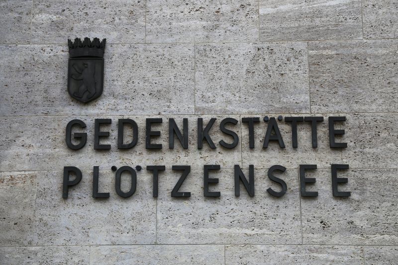 Polacy z Polskiej Misji Katolickiej w Berlinie zapalają znicze w więzieniu Berlin Plötzensee