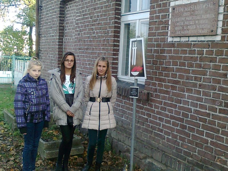 pod tablicą ku czci porucznika Leona Masiakowskiego w Uchorowie