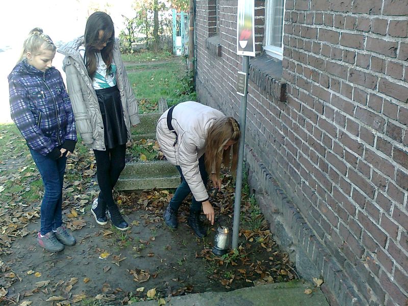 pod tablicą ku czci porucznika Leona Masiakowskiego w Uchorowie