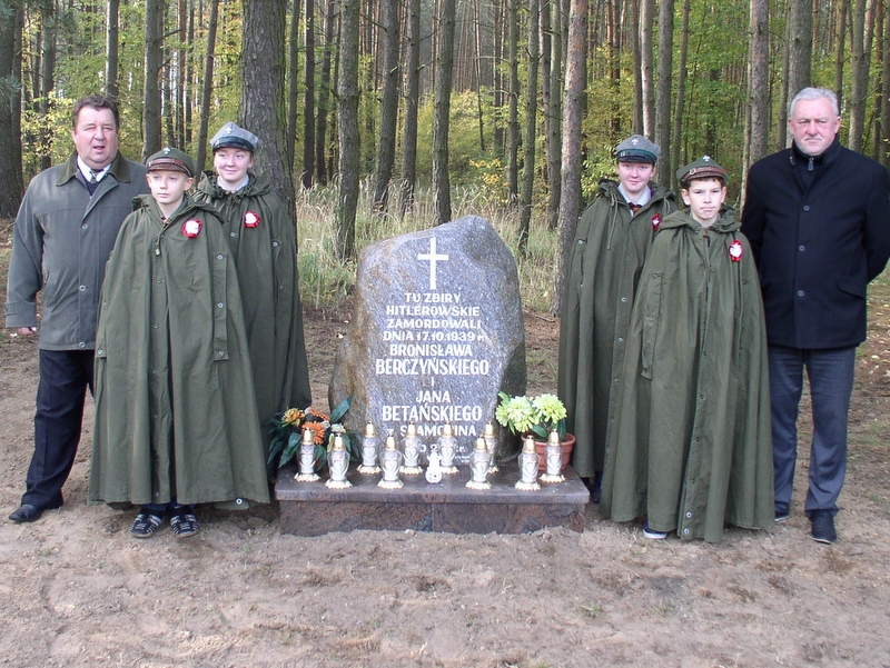 Harcerze 85 Drużyny Harcerskiej "Płomyk" zapalili znicze w Szamocinie