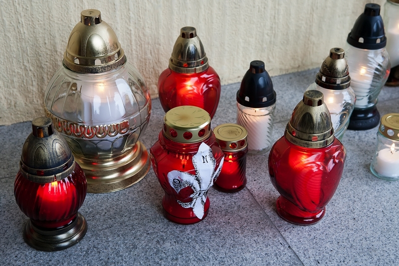 Znicze pod tablicą na I LO w Kwidzynie