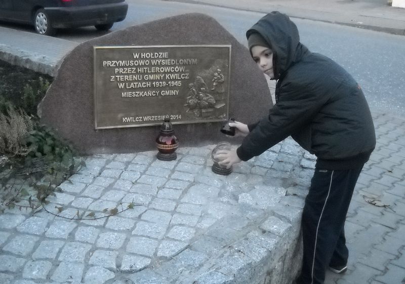 Uczeń klasy 5 SP im. T.Kościuszki w Kwilczu przy głazie wypędzonych