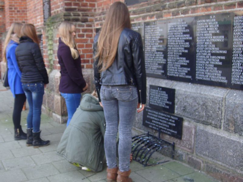 Uczniowie i nauczyciele Gimnazjum nr 2 im. Mikołaja Kopernika w Turku w miejscch pamięci