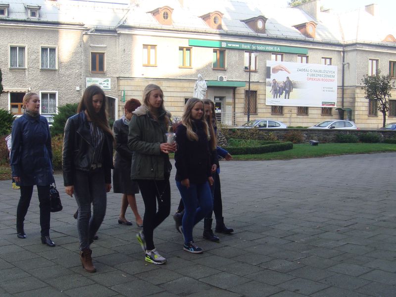 Uczniowie i nauczyciele Gimnazjum nr 2 im. Mikołaja Kopernika w Turku w miejscch pamięci