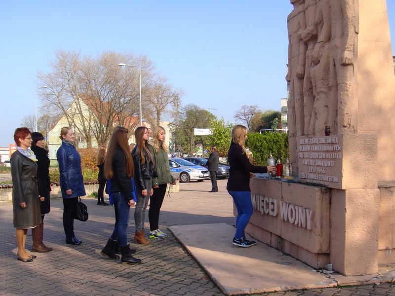 Znicz 2014 w Turku (1) - Uczniowie i nauczyciele Gimnazjum nr 2 im. Mikołaja Kopernika w Turku w miejscch pamięci - G2 Turek