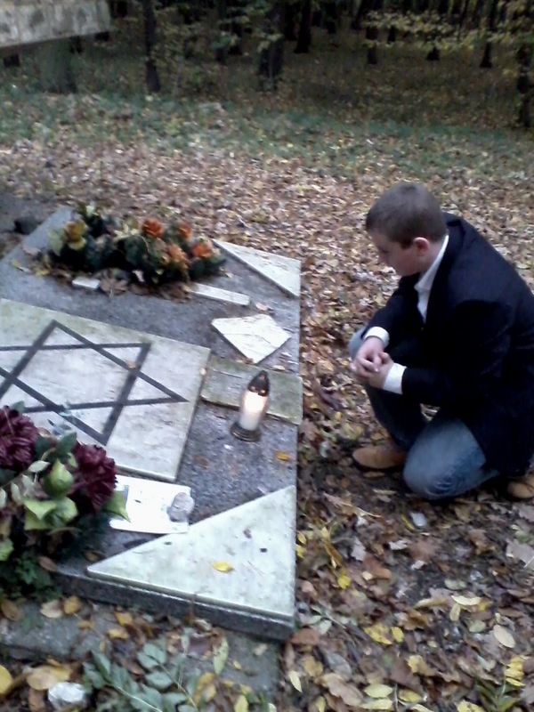 Uczniowie Gimnazjum im. Noblistów Polskich w Kleczewie w Lesie Krążel