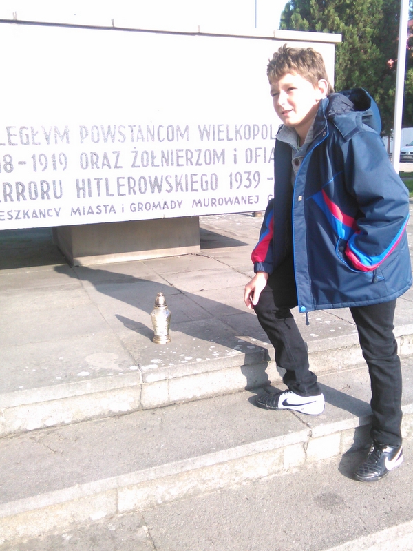 Uczniowie SP nr 1 pod pomnikiem w Murowanej Goślinie