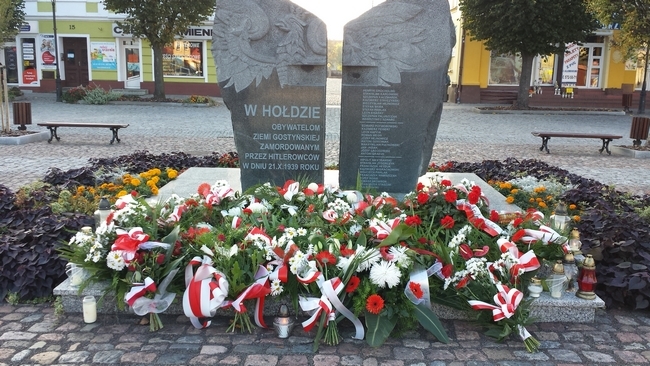 Uczniowie I LO w Lesznie zapalili znicze w miejscach pamięci w Gostyniu