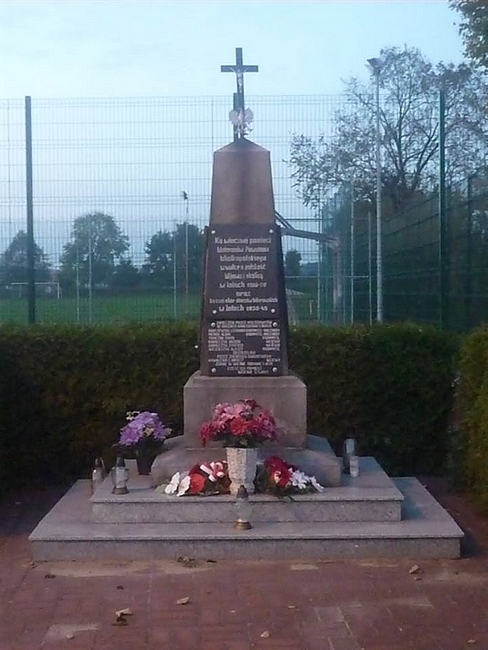 Uczniowie I LO w Lesznie zapalili znicze w miejscach pamięci w Gostyniu