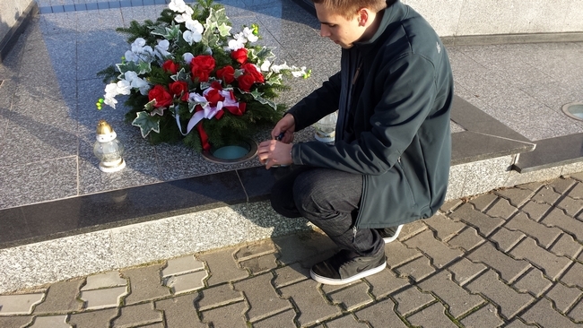 Uczniowie I LO w Lesznie zapalili znicze w miejscach pamięci w Gostyniu