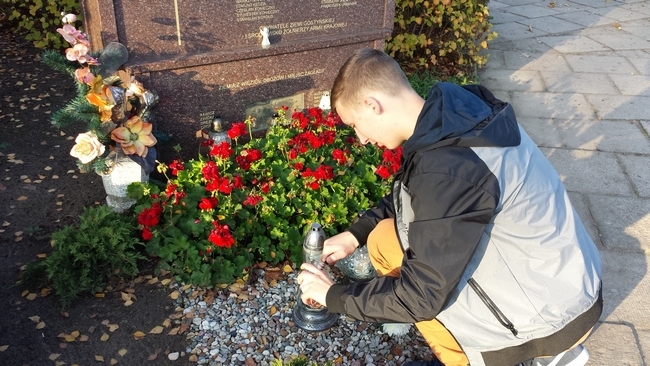 Uczniowie I LO w Lesznie zapalili znicze w miejscach pamięci w Gostyniu