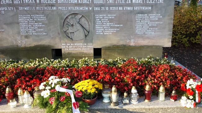 Uczniowie I LO w Lesznie zapalili znicze w miejscach pamięci w okolicach Gostynia