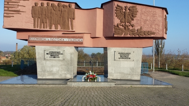 Uczniowie I LO w Lesznie zapalili znicze w miejscach pamięci w Gostyniu