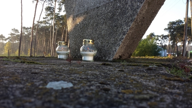 Uczniowie I LO w Lesznie zapalili znicze w miejscach pamięci w Gostyniu