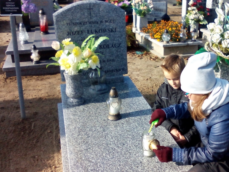 Uczniowie Szkoły Podstawowej w Białężynie w miejscach pamięci 