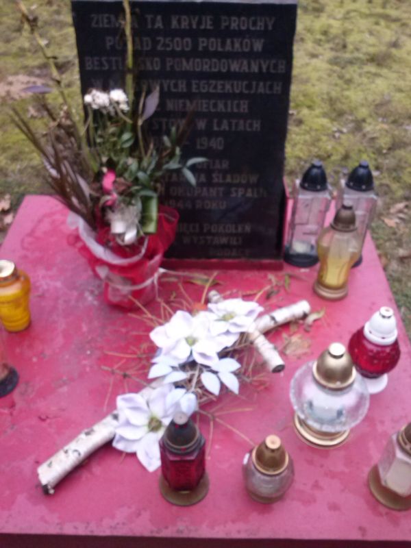 Znicze w miejscach pamięci w Klamrach i w Nowych Dobrach