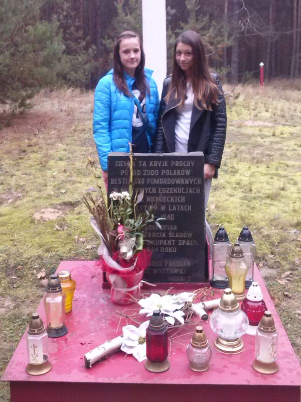 Znicze w miejscach pamięci w Klamrach i w Nowych Dobrach