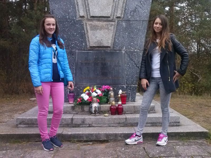 Znicze w miejscach pamięci w Klamrach i w Nowych Dobrach