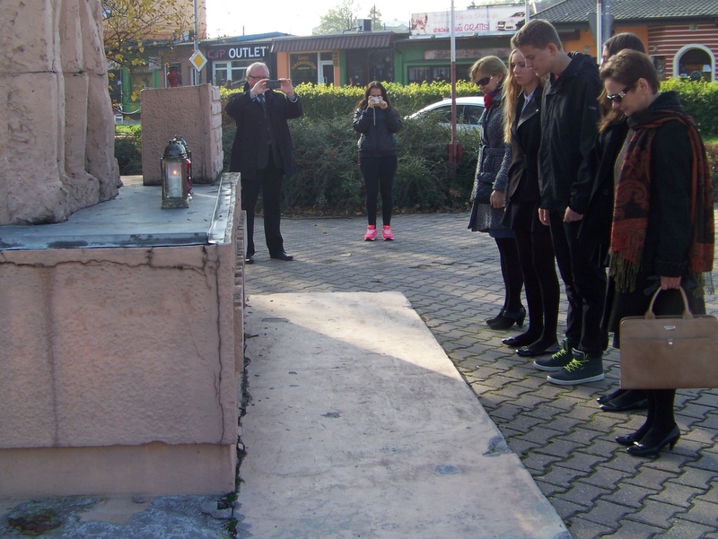 Uczniowie Gimnazjum nr 1 w Turku po pomnikiem ofiar II wojny