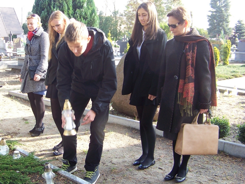Zapal Znicz 14 Turek (1) - Uczniowie Gimnazjum nr 1 w Turku po pomnikiem ofiar II wojny - fot. Beata Grzelka