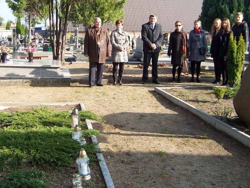 Uczniowie Gimnazjum nr 1 w Turku po pomnikiem ofiar II wojny