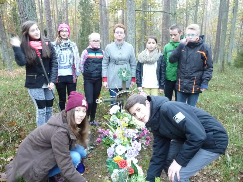 Znicze w miejscach pamięci w gminie Dziemiany