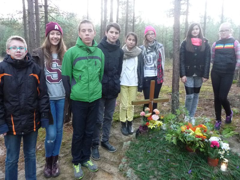 Znicze w miejscach pamięci w gminie Dziemiany