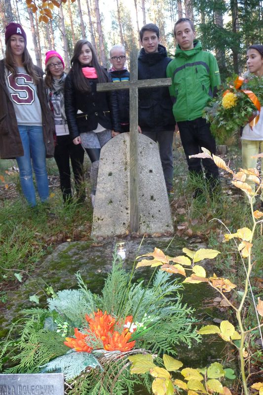 Znicze w miejscach pamięci w gminie Dziemiany