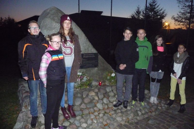 Znicze w miejscach pamięci w gminie Dziemiany