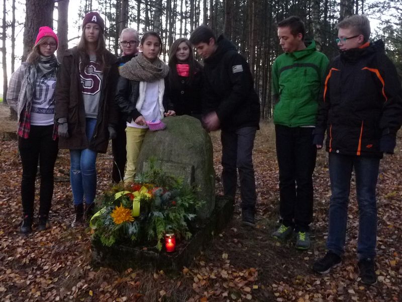 Znicze w miejscach pamięci w gminie Dziemiany