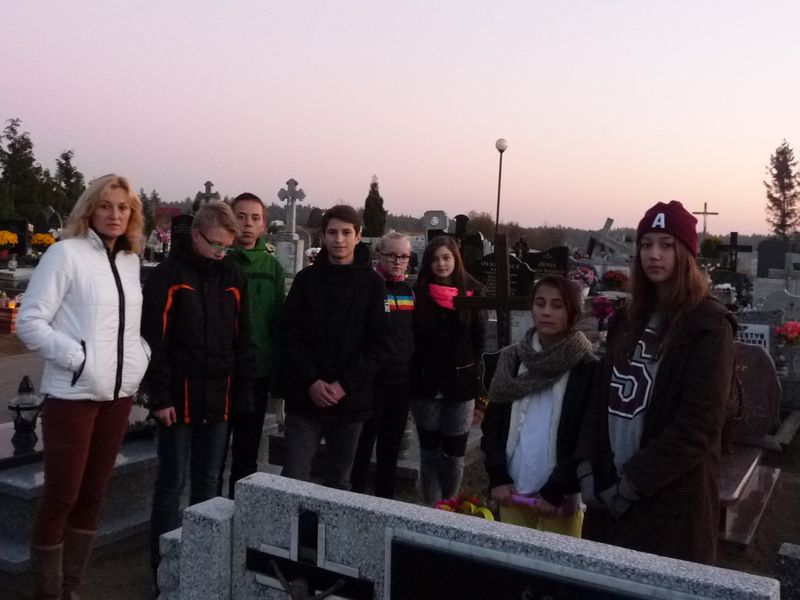 Znicze w miejscach pamięci w gminie Dziemiany