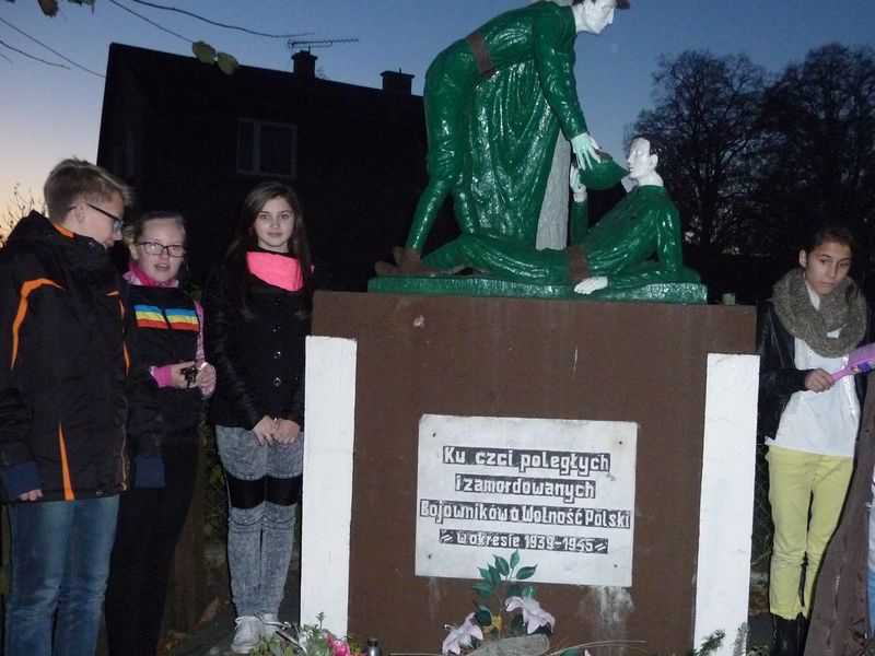 Znicze w miejscach pamięci w gminie Dziemiany