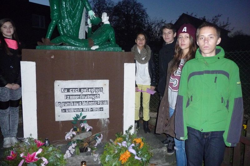 Znicze w miejscach pamięci w gminie Dziemiany