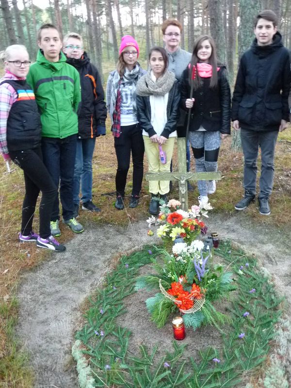 Znicze w miejscach pamięci w gminie Dziemiany