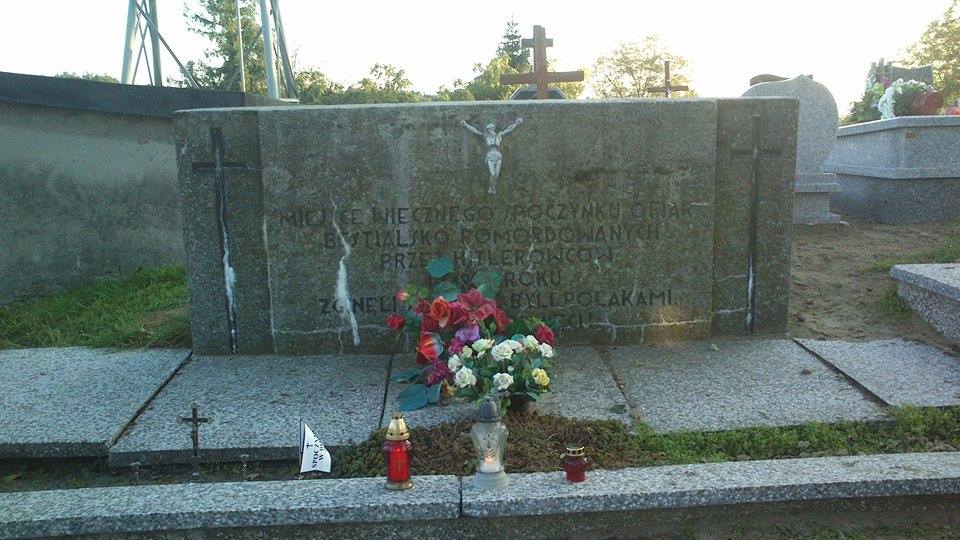 Uczniowie I LO w Lesznie zapalili znicze w okolicach Rawicza