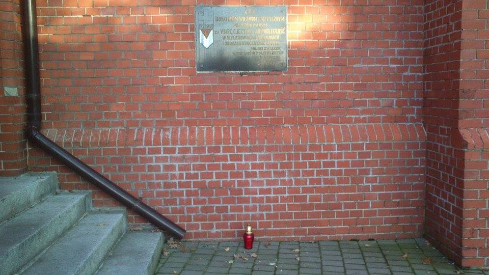 Uczniowie I LO w Lesznie zapalili znicze w okolicach Rawicza