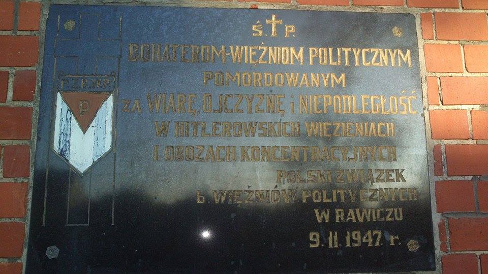 Uczniowie I LO w Lesznie zapalili znicze w okolicach Rawicza