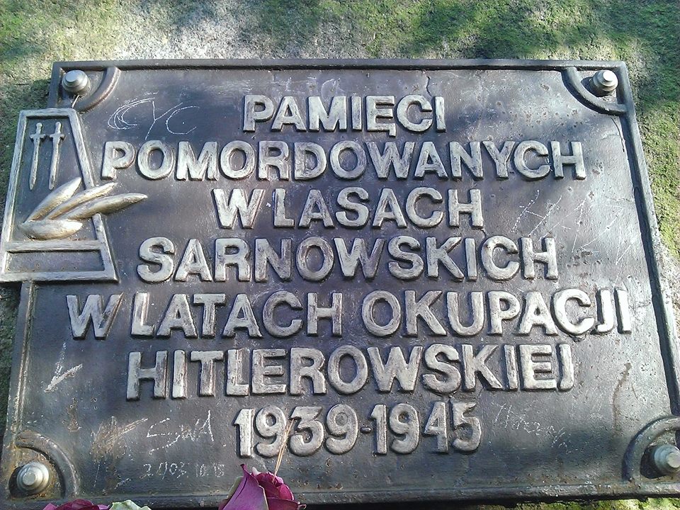 Uczniowie I LO w Lesznie zapalili znicze w okolicach Rawicza