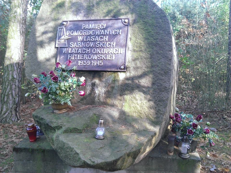 Uczniowie I LO w Lesznie zapalili znicze w okolicach Rawicza