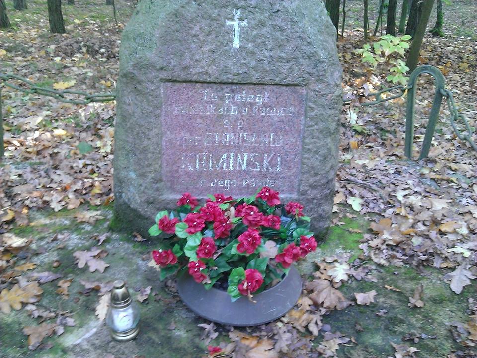 Uczniowie I LO w Lesznie zapalili znicze w okolicach Rawicza