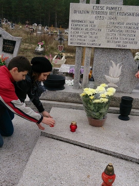 w Legbądzie znicze zapalili