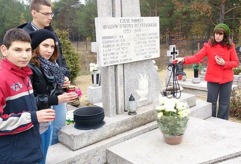 w Legbądzie znicze zapalili