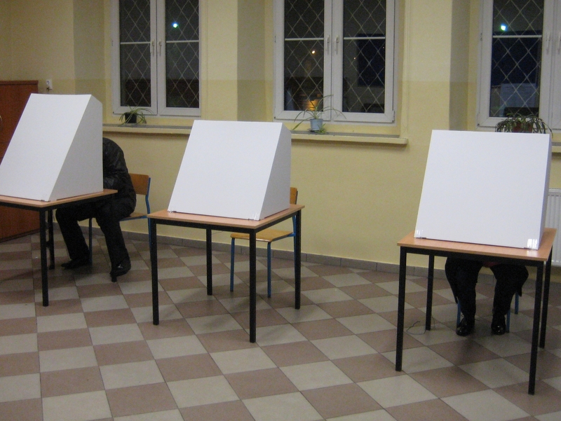 Komisja wyborcza, urny, wybory 2014 - Jacek Butlewski