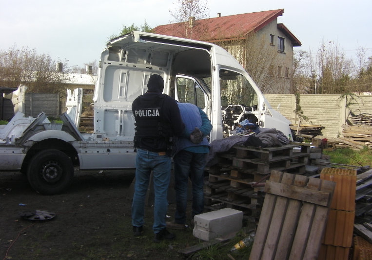 dziupla samochodowa ostrów - Policja/Ostrów