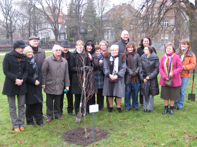 Wkopanie drzewka pamiątkowego - Opera - Alicja Łatka