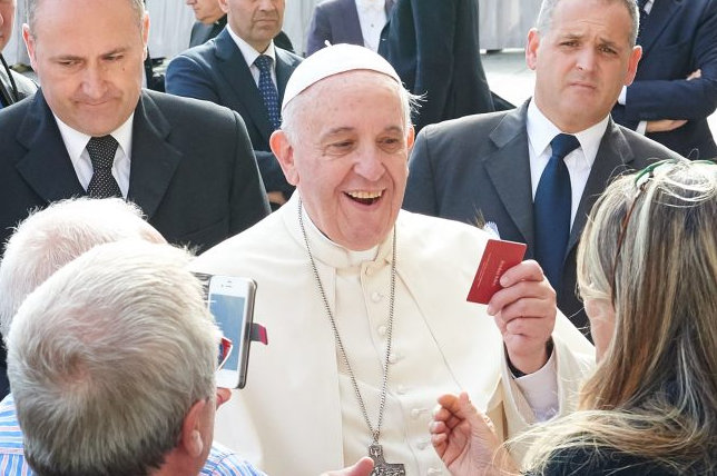 papież Franciszek z kartą dobrych uczynków - Archidiecezja Poznańska