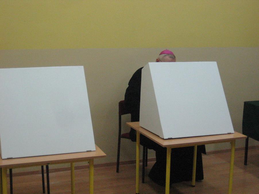 arcybiskup głosuje - Jacek Butlewski
