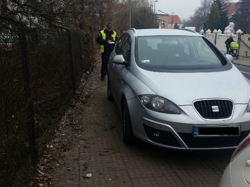 straz miejska w gnieznie nieprawidłowe parkowanie na chodniku - UM Gniezno